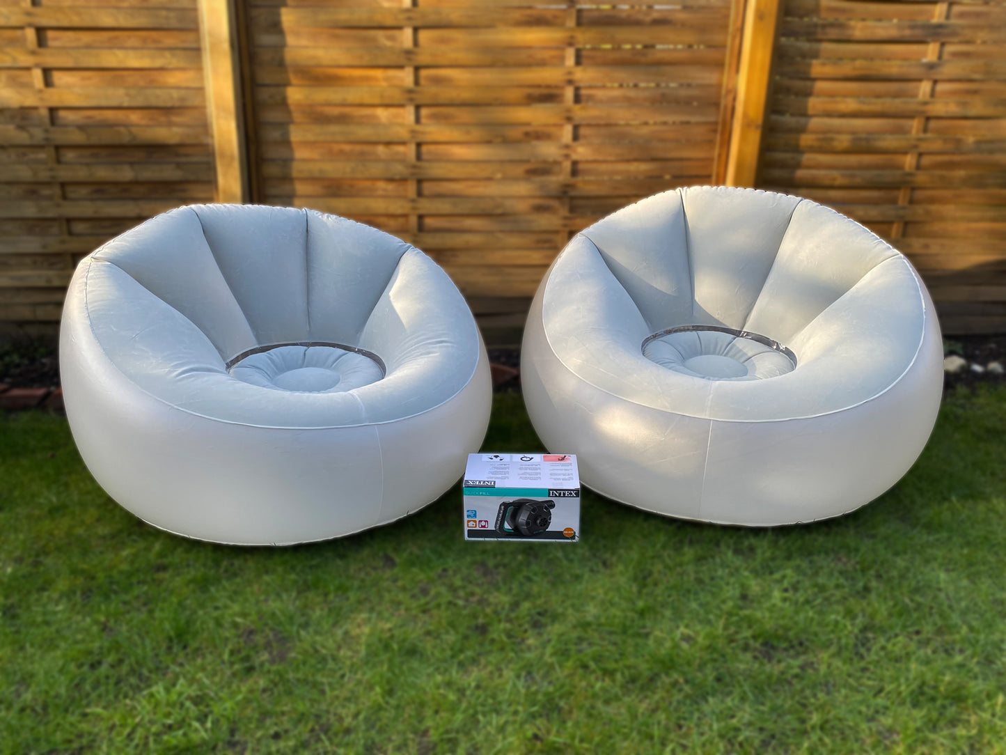 2x Aufblasbare Sessel mit Pumpe